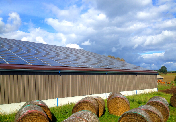 Panneau sur bâtiment agricole